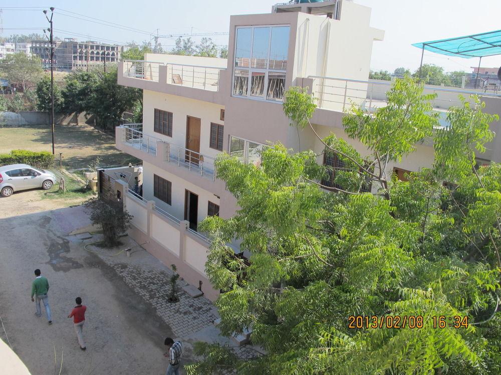 Pyrenees Homestay Agra  Zewnętrze zdjęcie