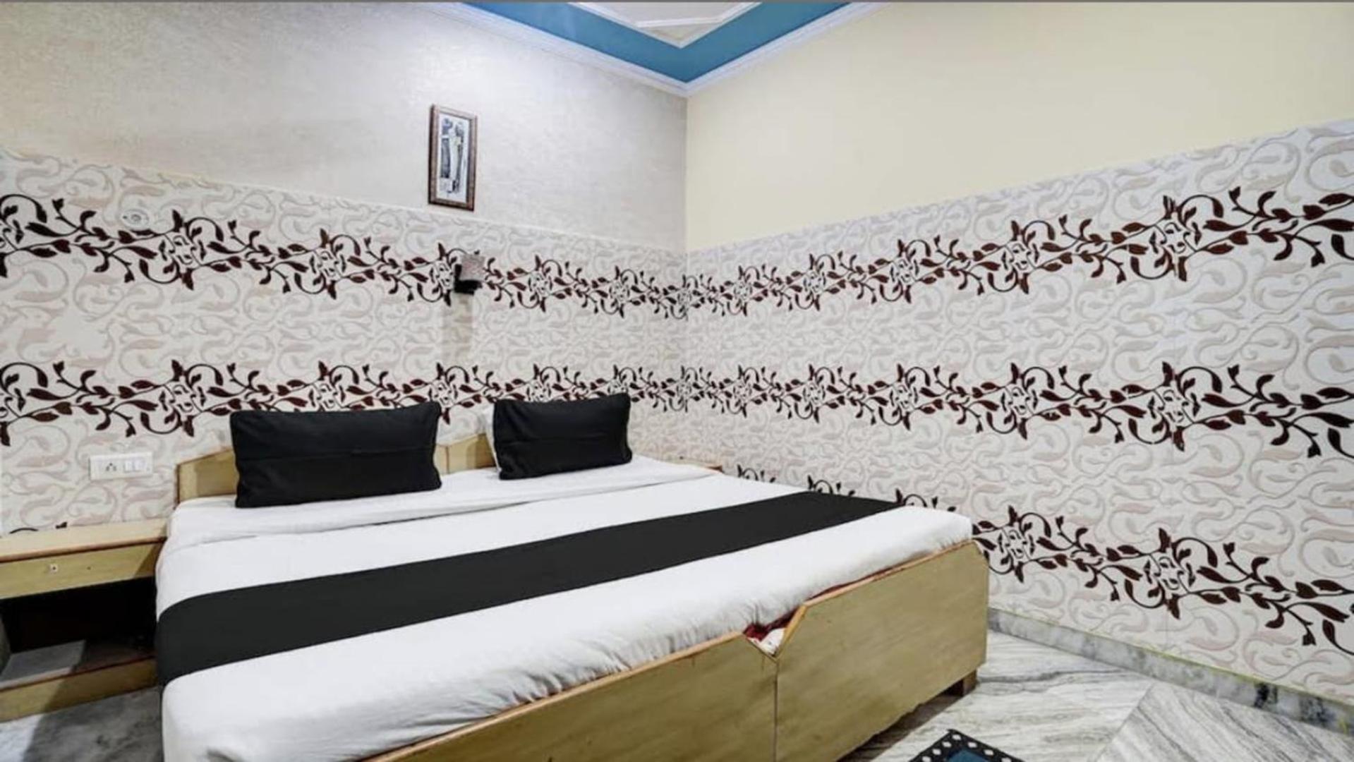 Pyrenees Homestay Agra  Zewnętrze zdjęcie