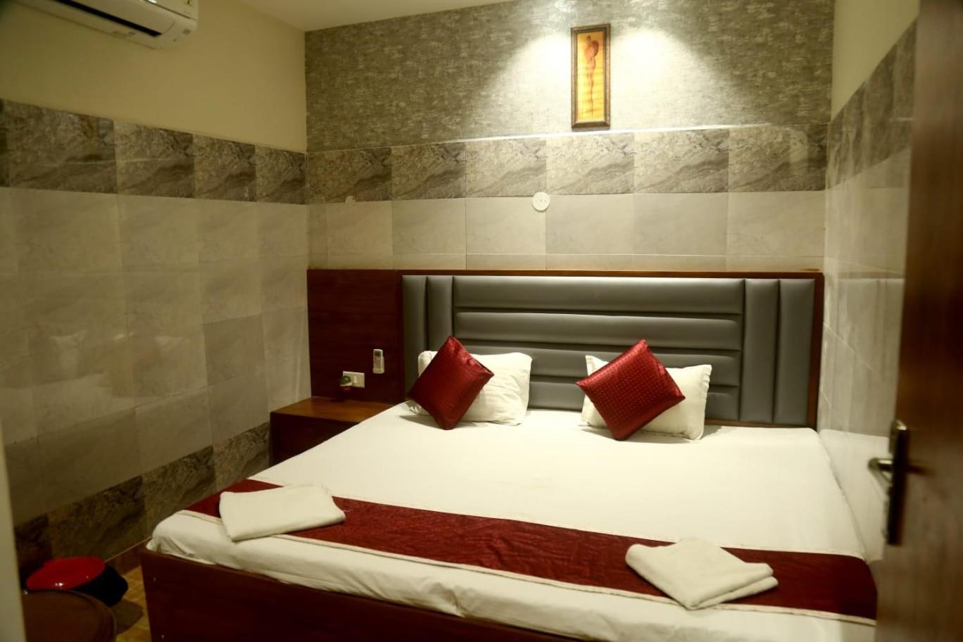 Pyrenees Homestay Agra  Zewnętrze zdjęcie