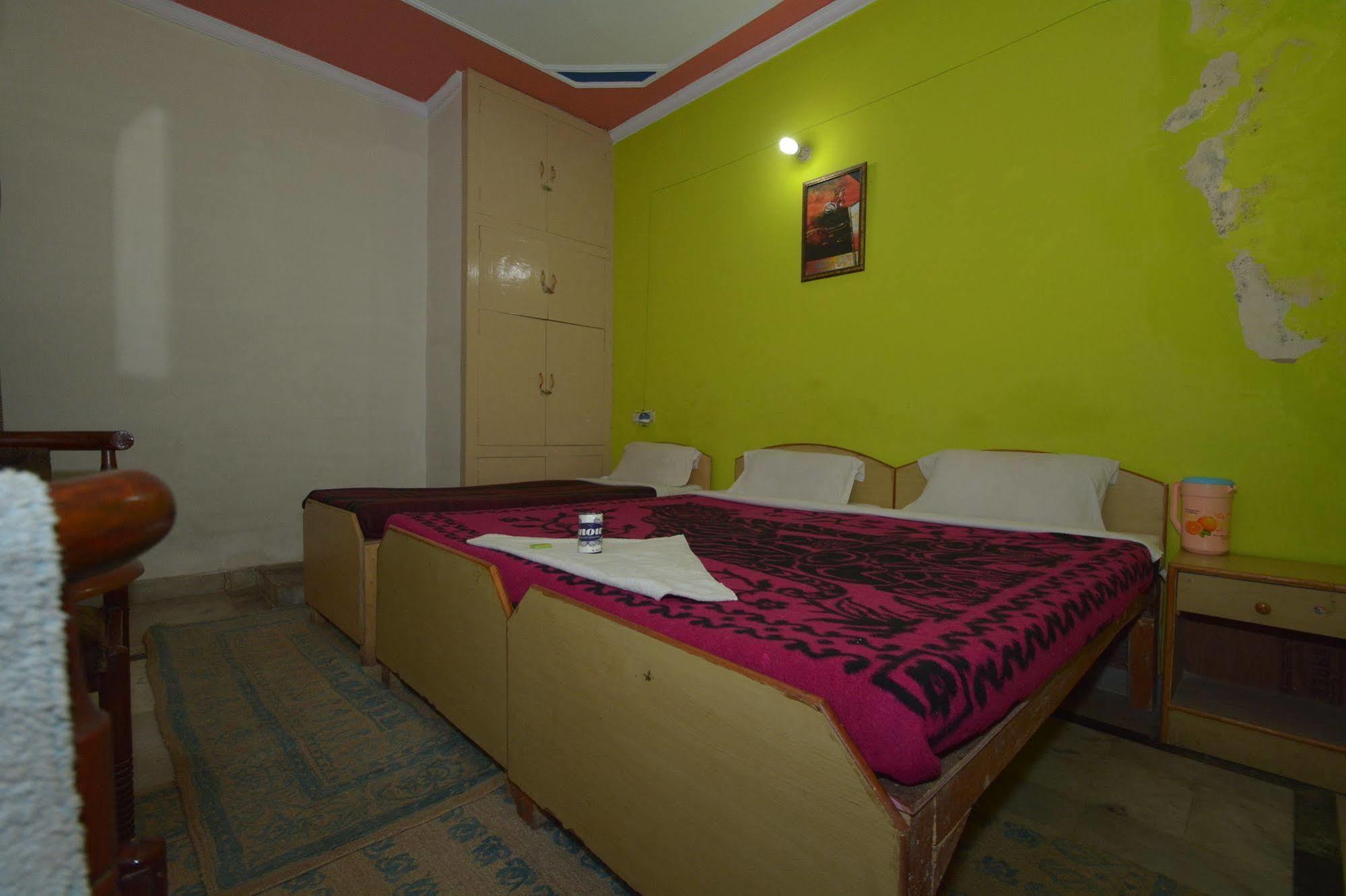 Pyrenees Homestay Agra  Zewnętrze zdjęcie