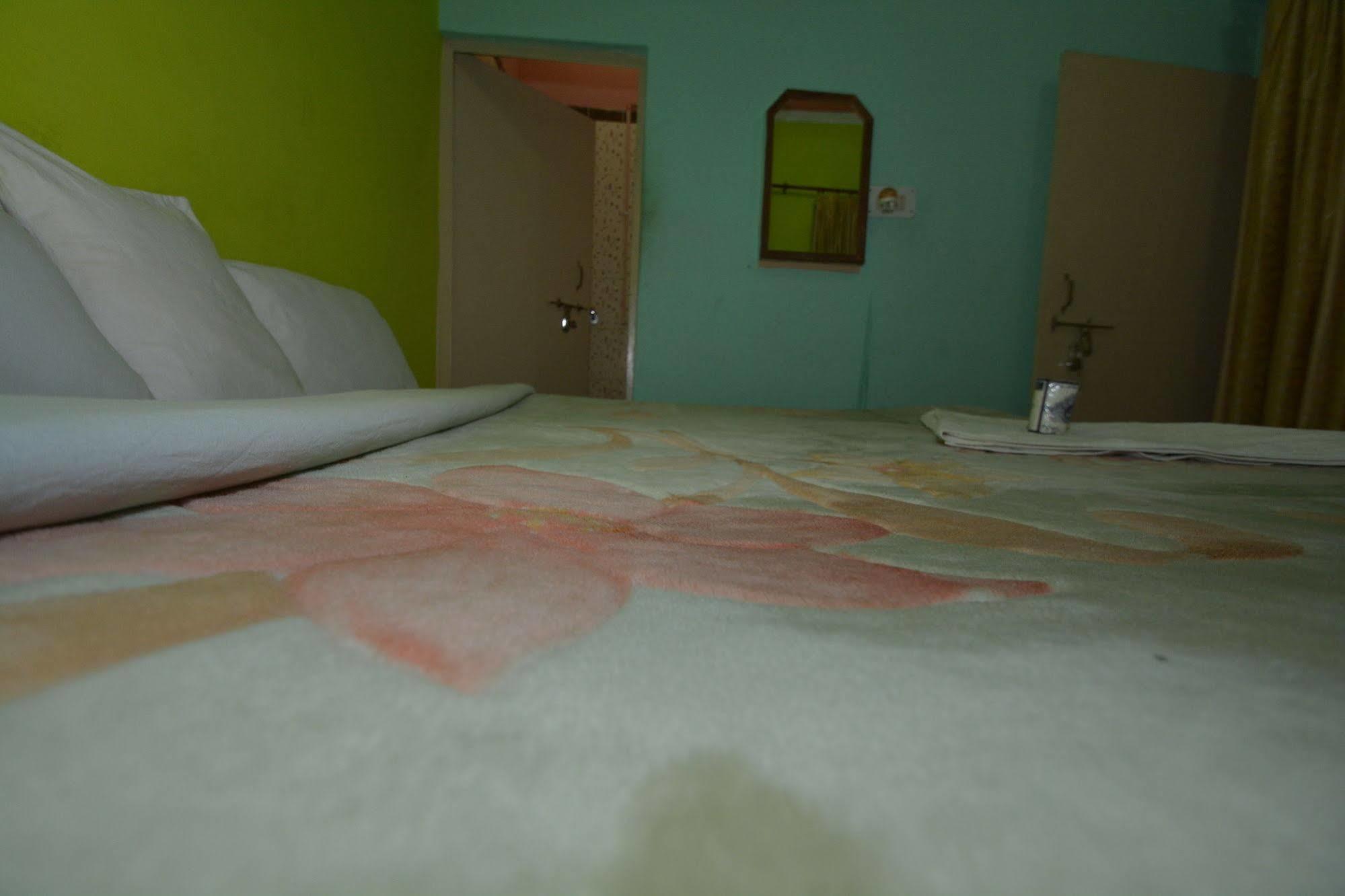 Pyrenees Homestay Agra  Zewnętrze zdjęcie