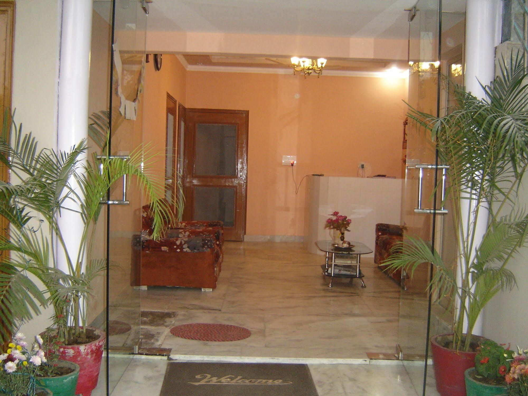 Pyrenees Homestay Agra  Zewnętrze zdjęcie