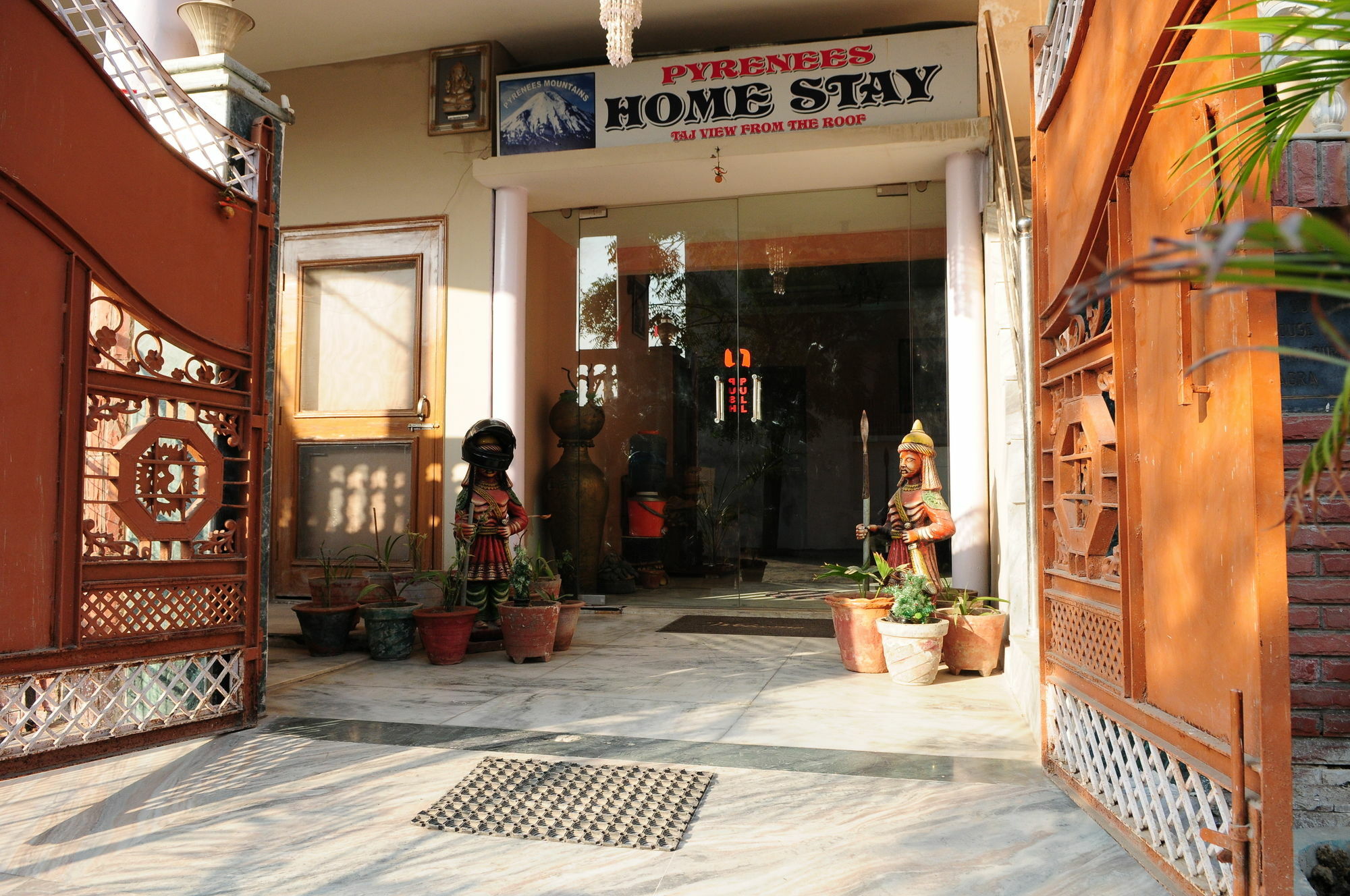 Pyrenees Homestay Agra  Zewnętrze zdjęcie